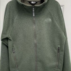 Men’s/Hommes North Face Fleece lined zip up jacket.  Has 2 zip pockets and hood
